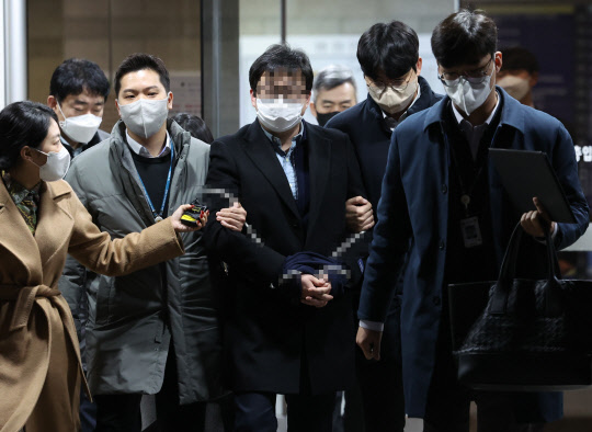 숨진 빌라·오피스텔 임대업자 정모 씨 사건과 관련해 실제 집주인, 다시말해 '빌라왕'의 배후로 추정되는 신모씨가 12일 오후 서울중앙지법에서 열린 영장실질심사를 마치고 나서고 있다. 연합뉴스